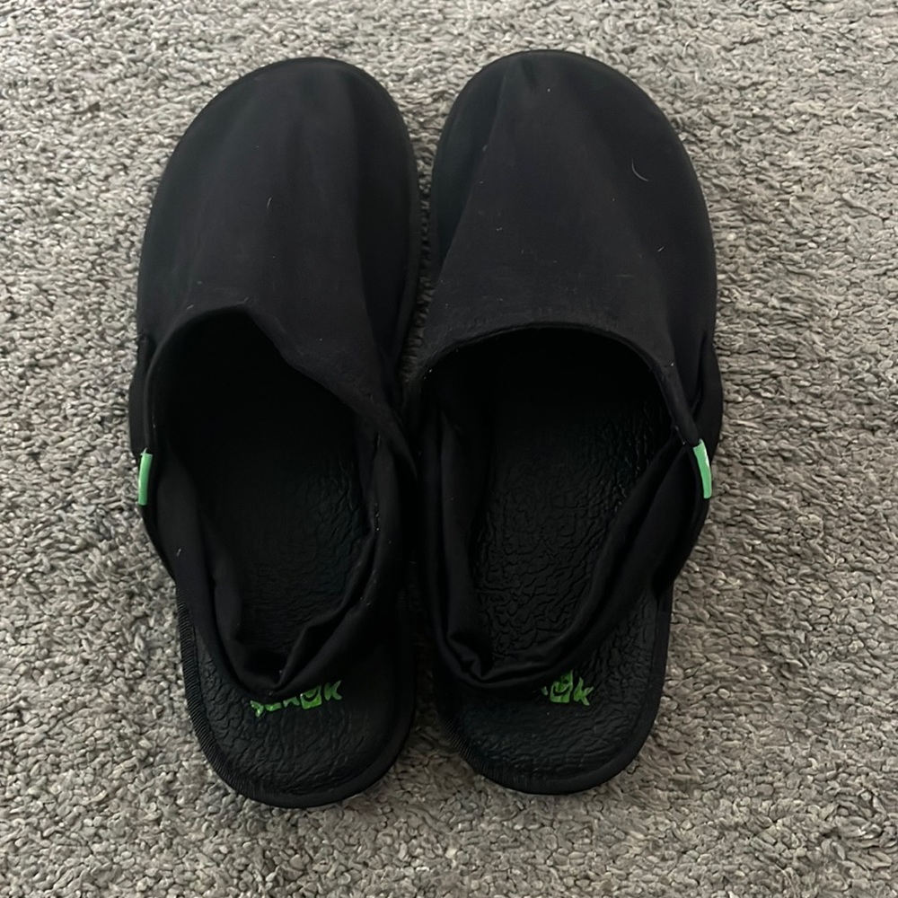 Sanuk yoga close-toed shoe black size 9